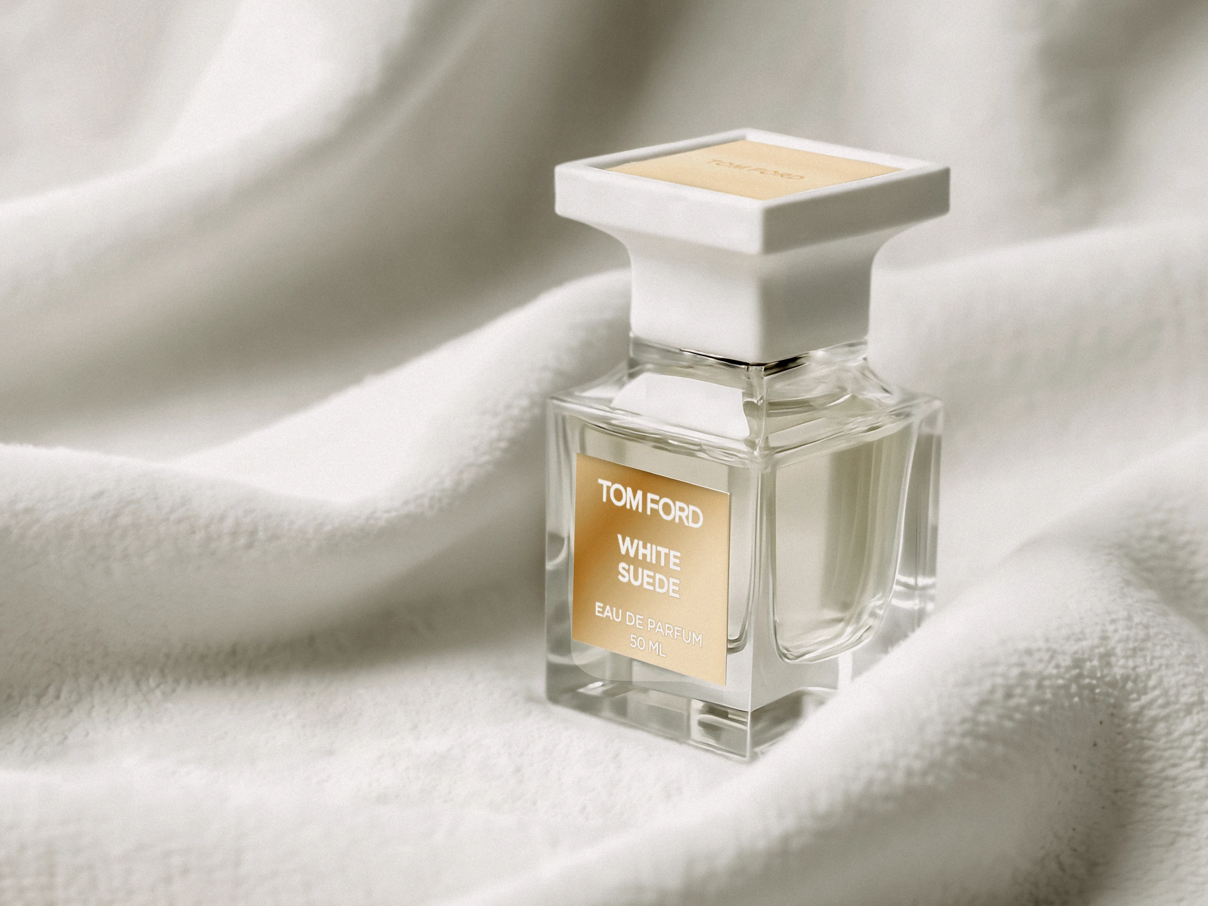 白色织物上的 TOM FORD 白麂皮香水